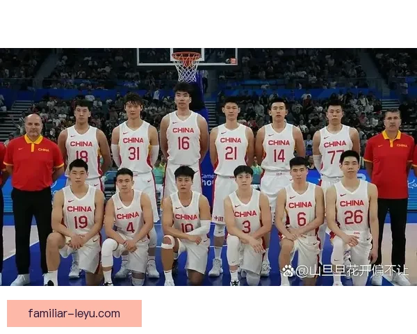 震撼！中国男篮击败日本晋级亚洲杯决赛，全队展现强大实力和凝聚力